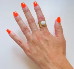 Anillo big white dorado