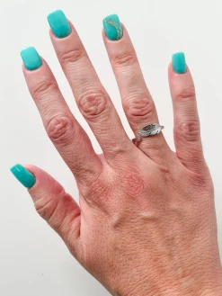 Anillo pluma plateada