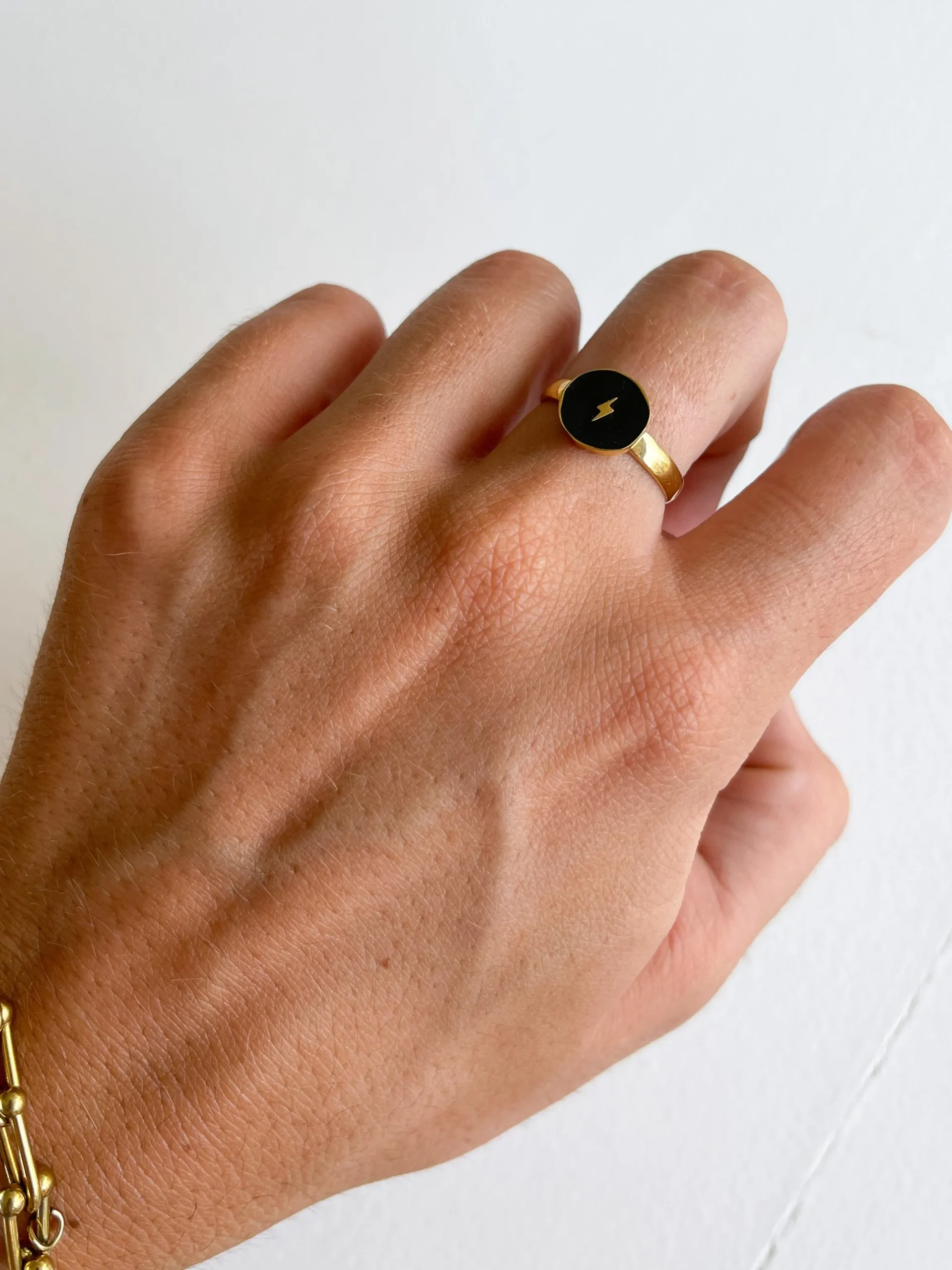 Anillo rayo negro dorado