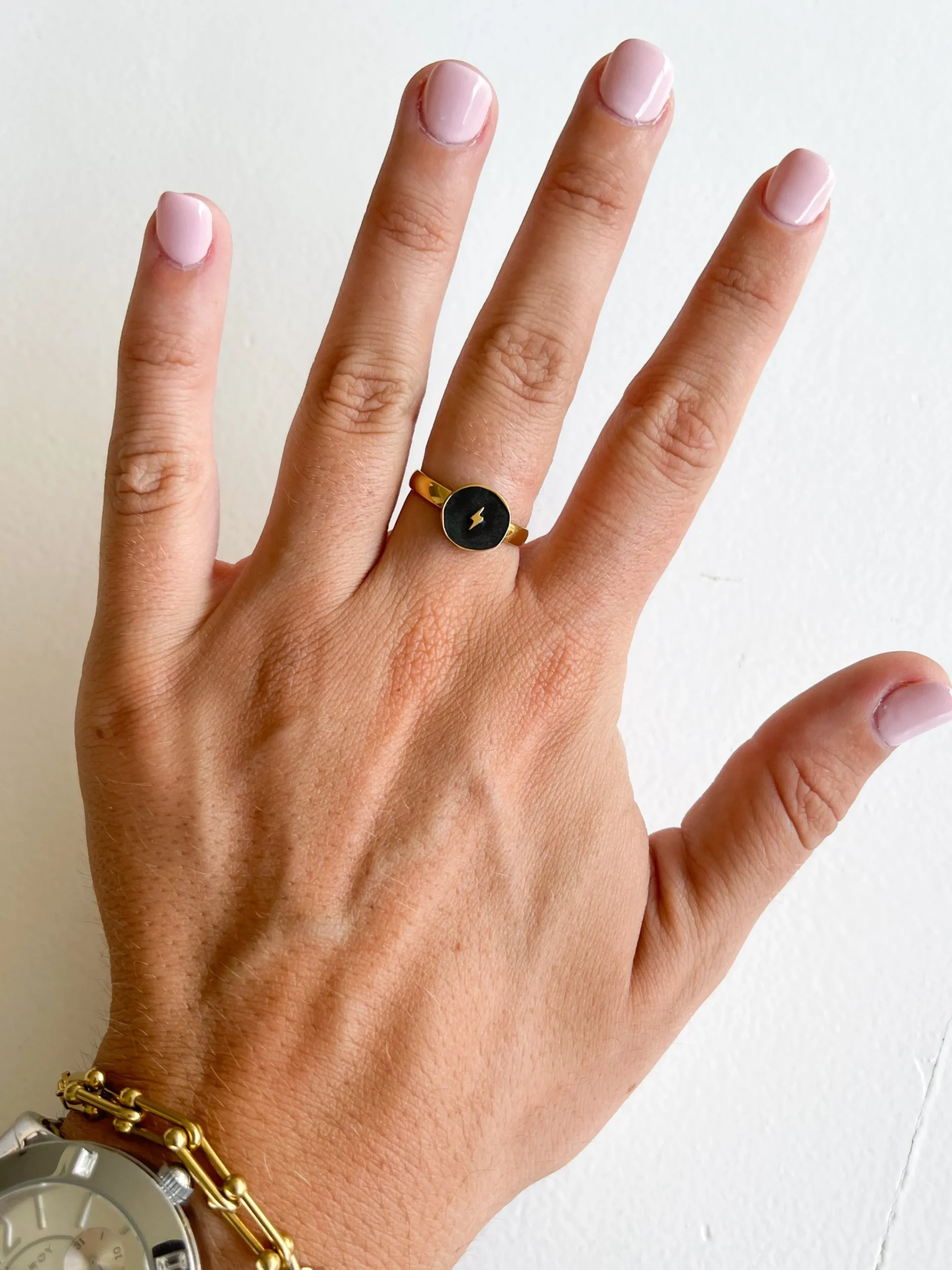 Anillo rayo negro dorado