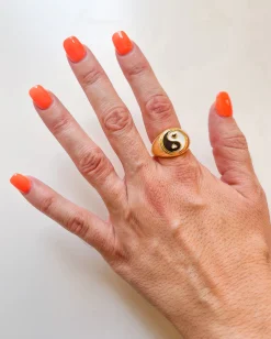 Anillo ying yang corazón dorado