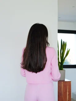 Blazer crop detalle lazo rosa