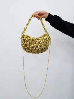 Bolso mano efecto nudo dorado
