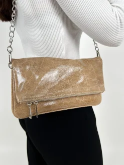 Bolso piel cadenas brillo beige