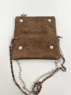 Bolso piel cadenas brillo marron