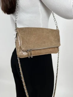 Bolso piel cadenas brillo beige