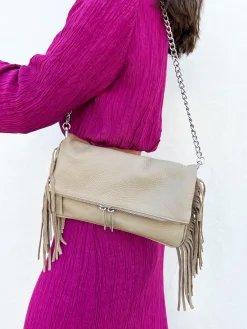 Bolso piel cadenas flecos crema