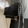 Bolso piel cadenas negro