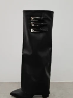 Bota tacón lisa hebillas negra