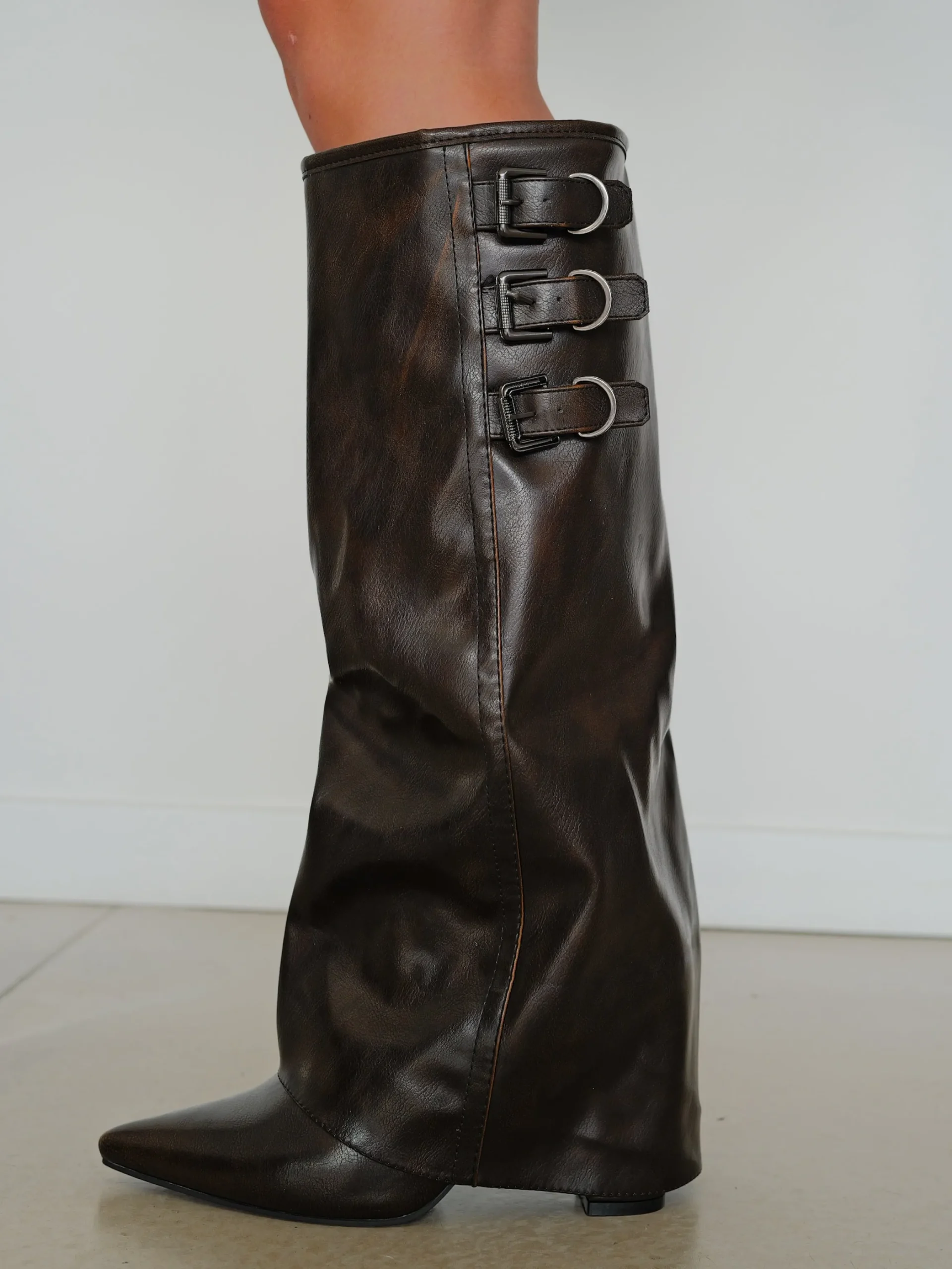 Bota tacón tres hebillas marrón