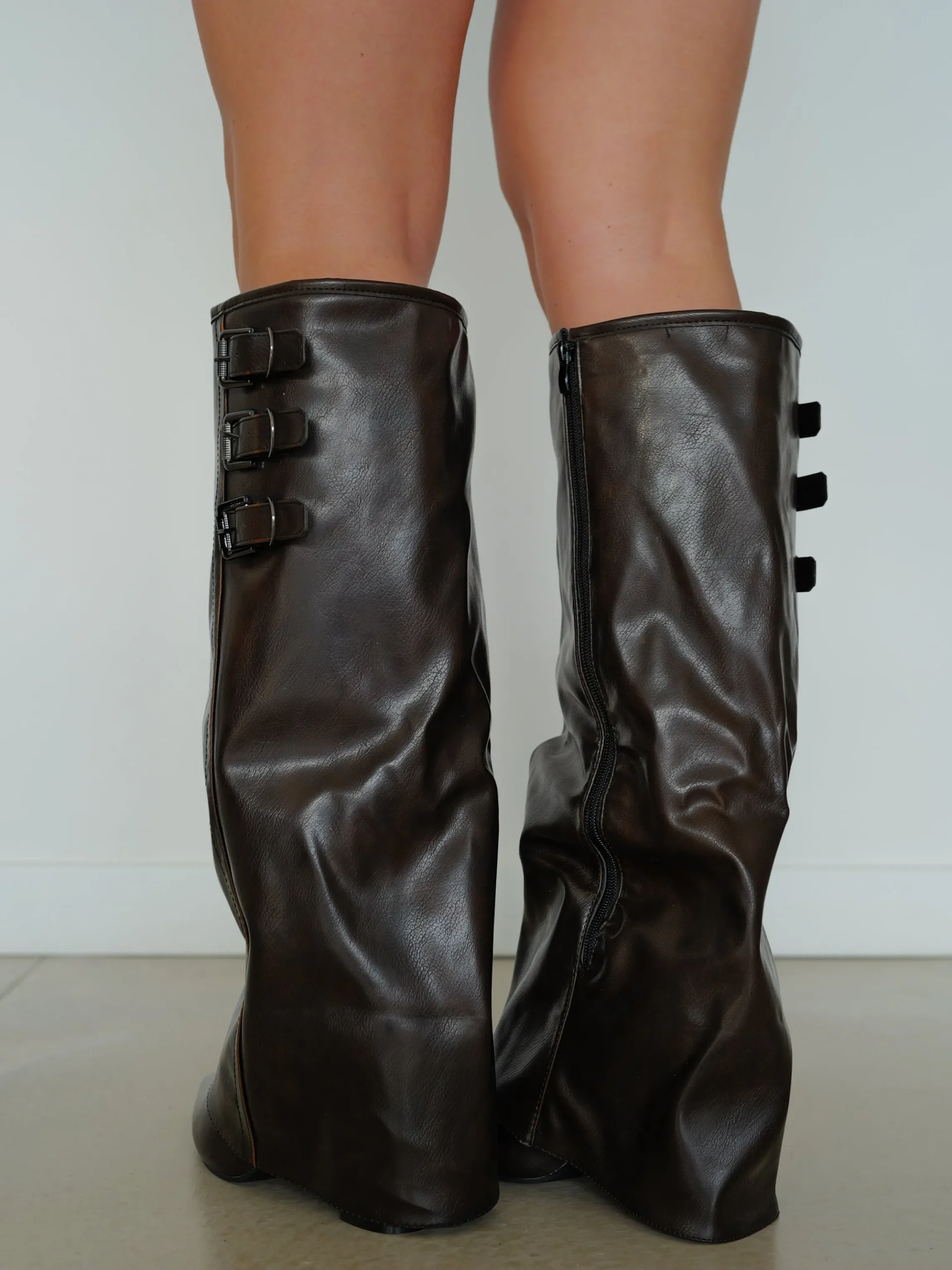 Bota tacón tres hebillas marrón