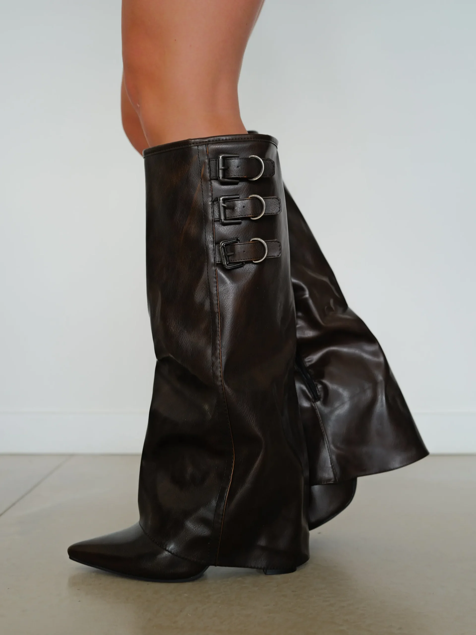 Bota tacón tres hebillas marrón