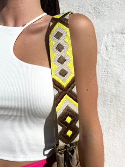 Cadena etnica marrón