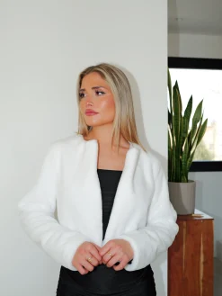 Chaqueta crop pelo blanco