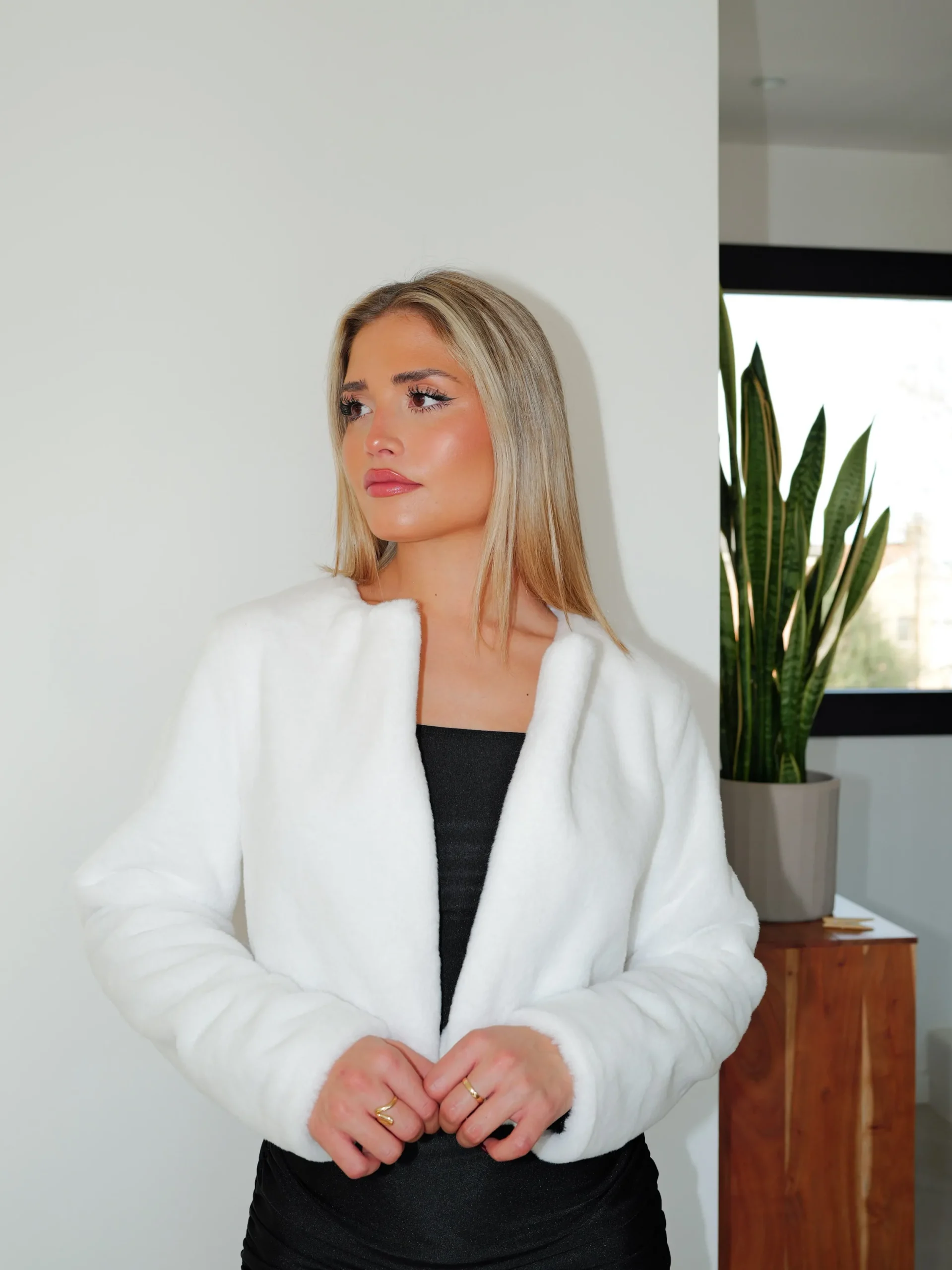 Chaqueta crop pelo blanco
