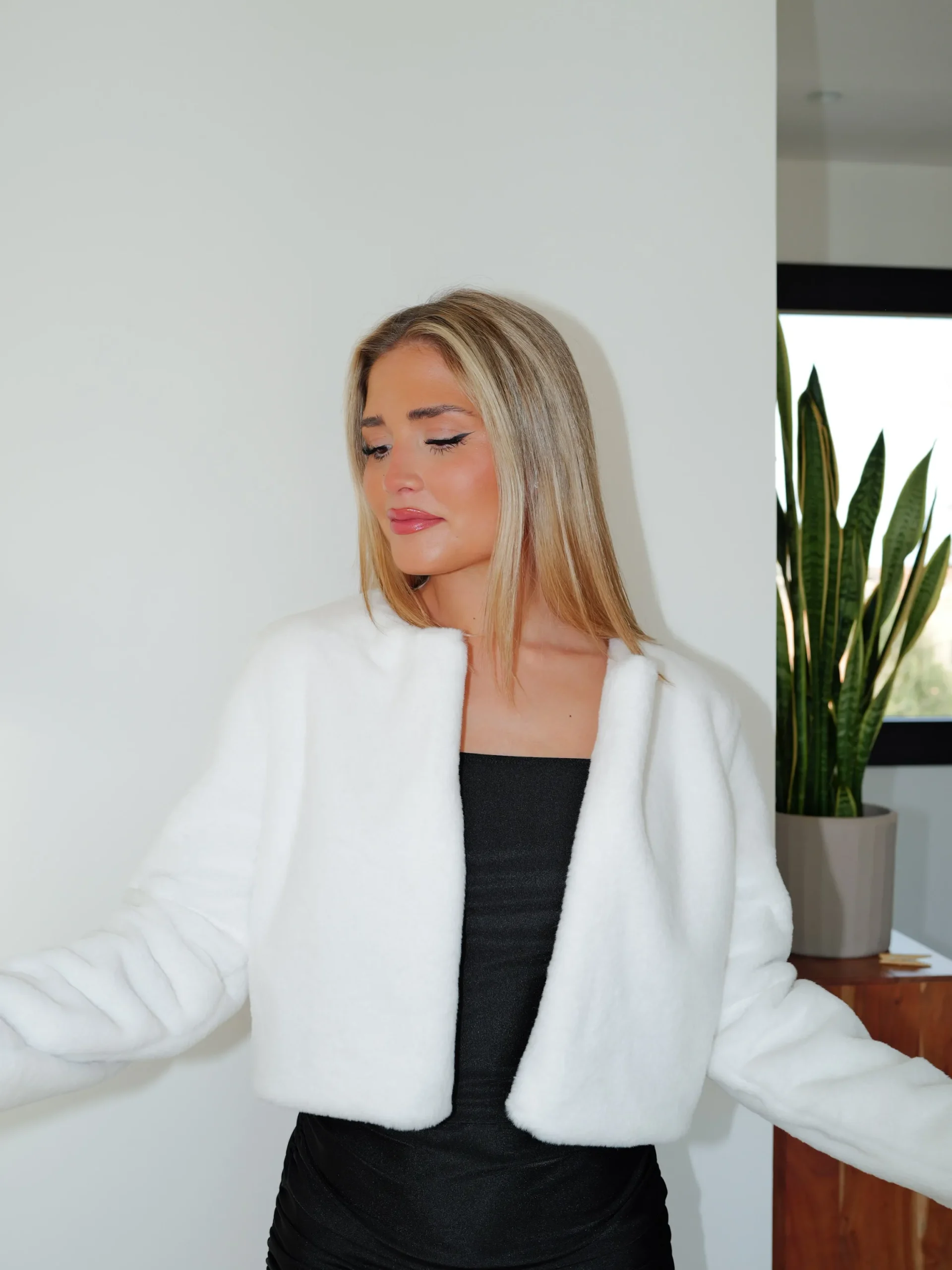 Chaqueta crop pelo blanco