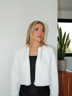 Chaqueta crop pelo blanco