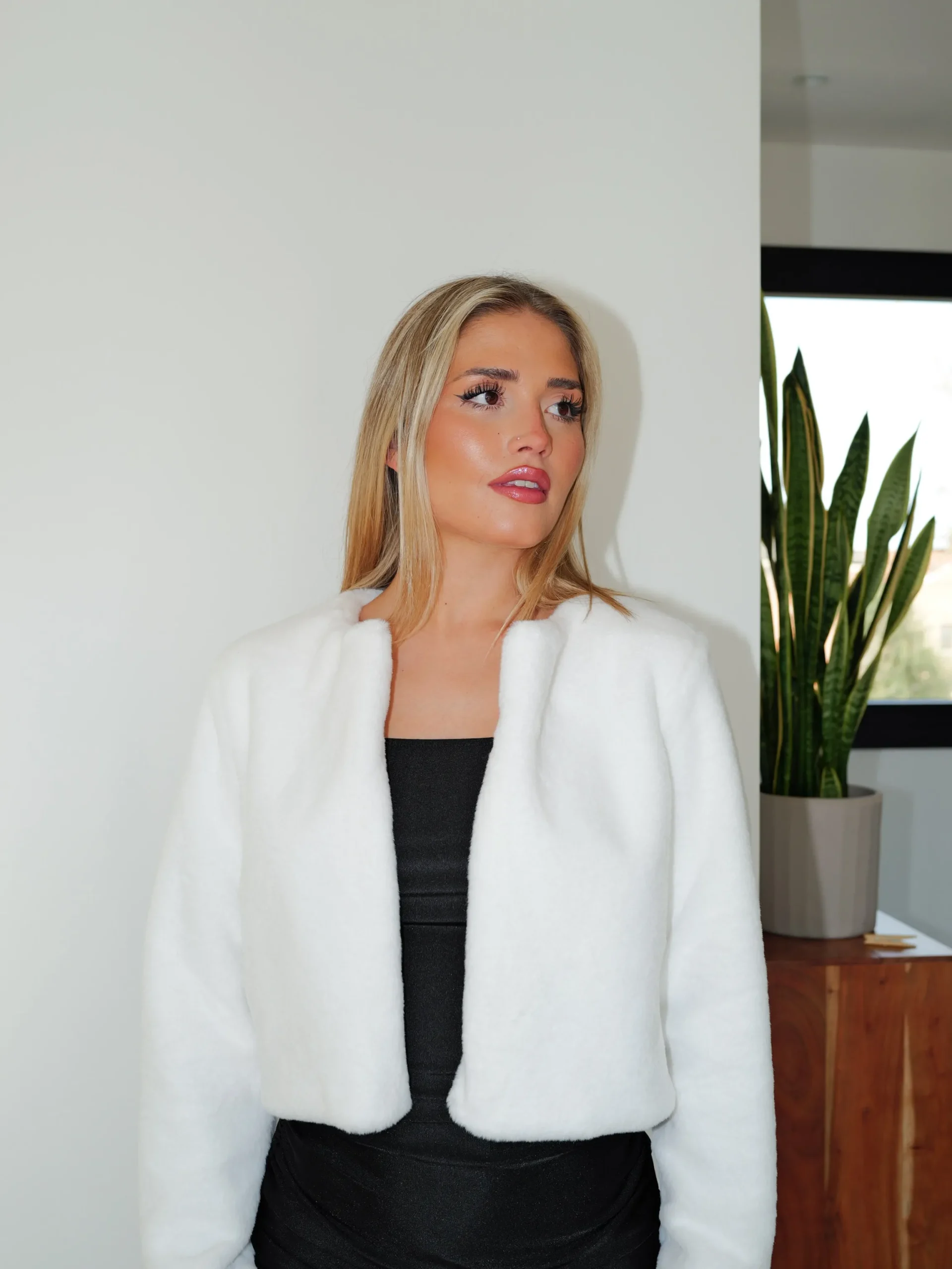 Chaqueta crop pelo blanco