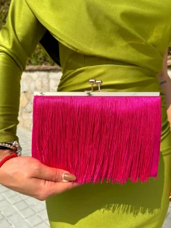 Clutch ante flecos fucsia