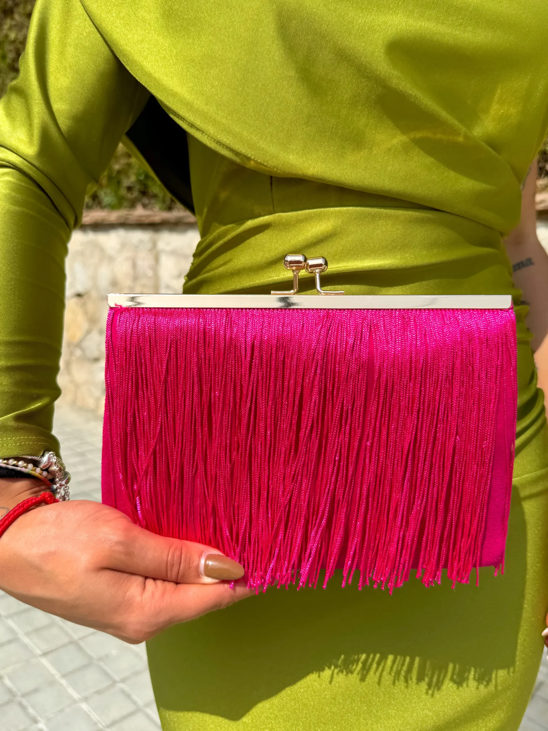 Clutch ante flecos fucsia