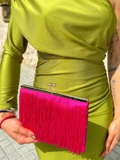 Clutch ante flecos fucsia