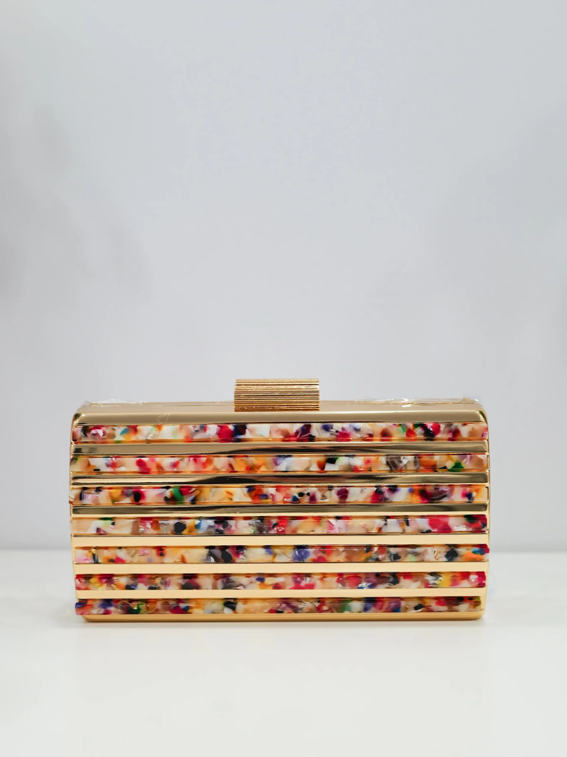 Clutch bandas colores dorado