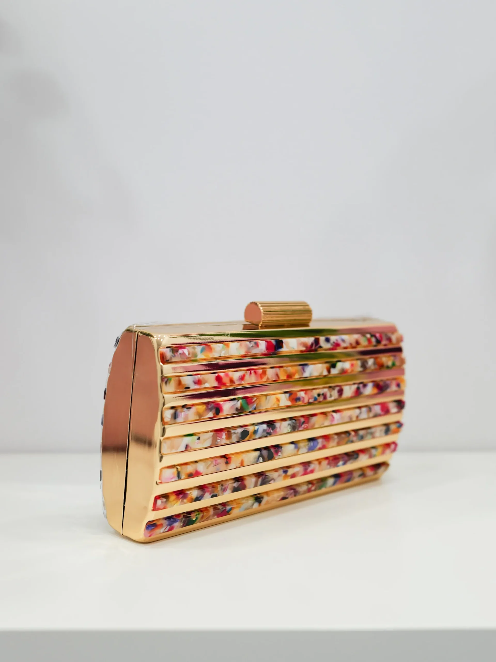 Clutch bandas colores dorado