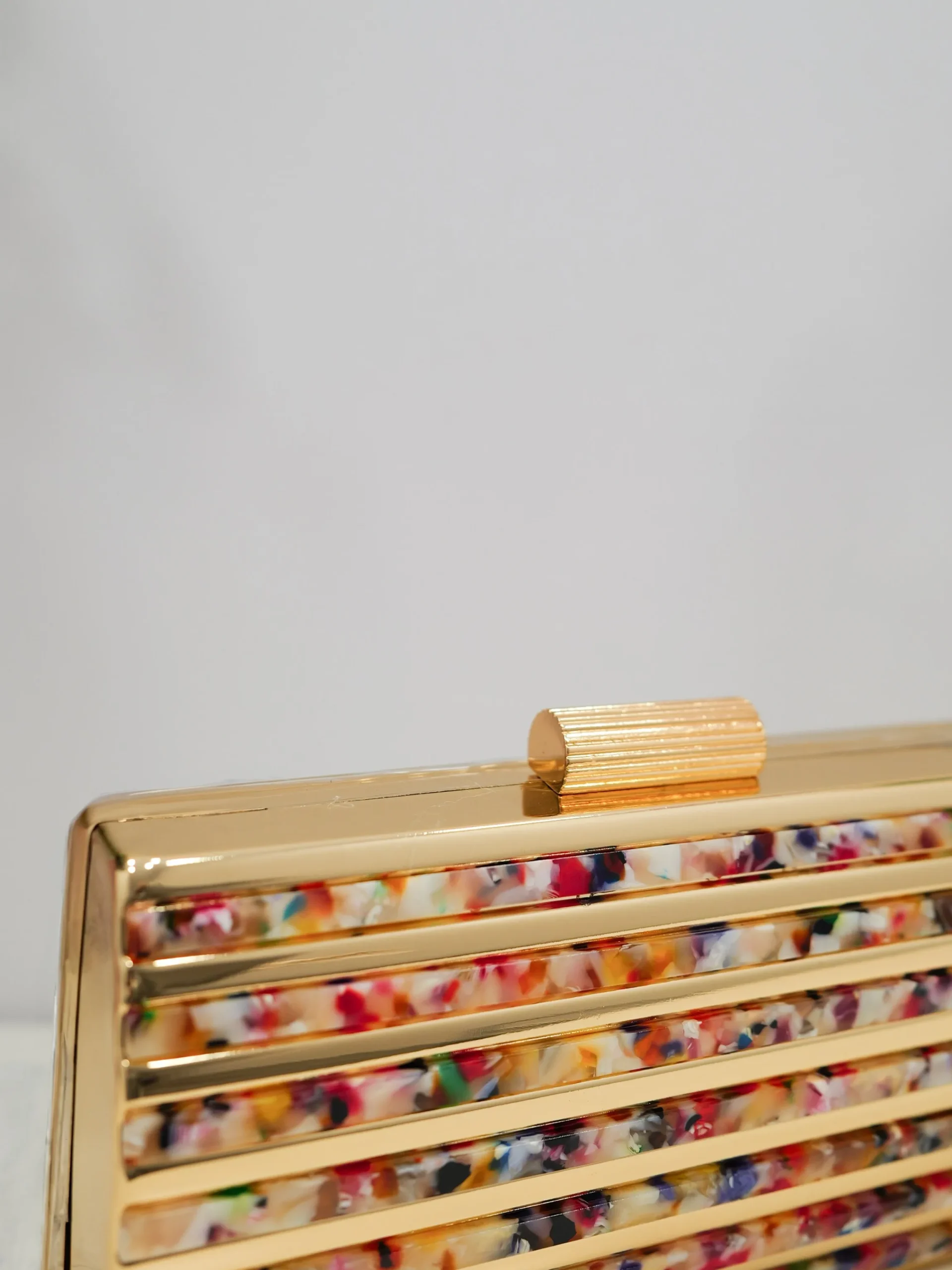 Clutch bandas colores dorado