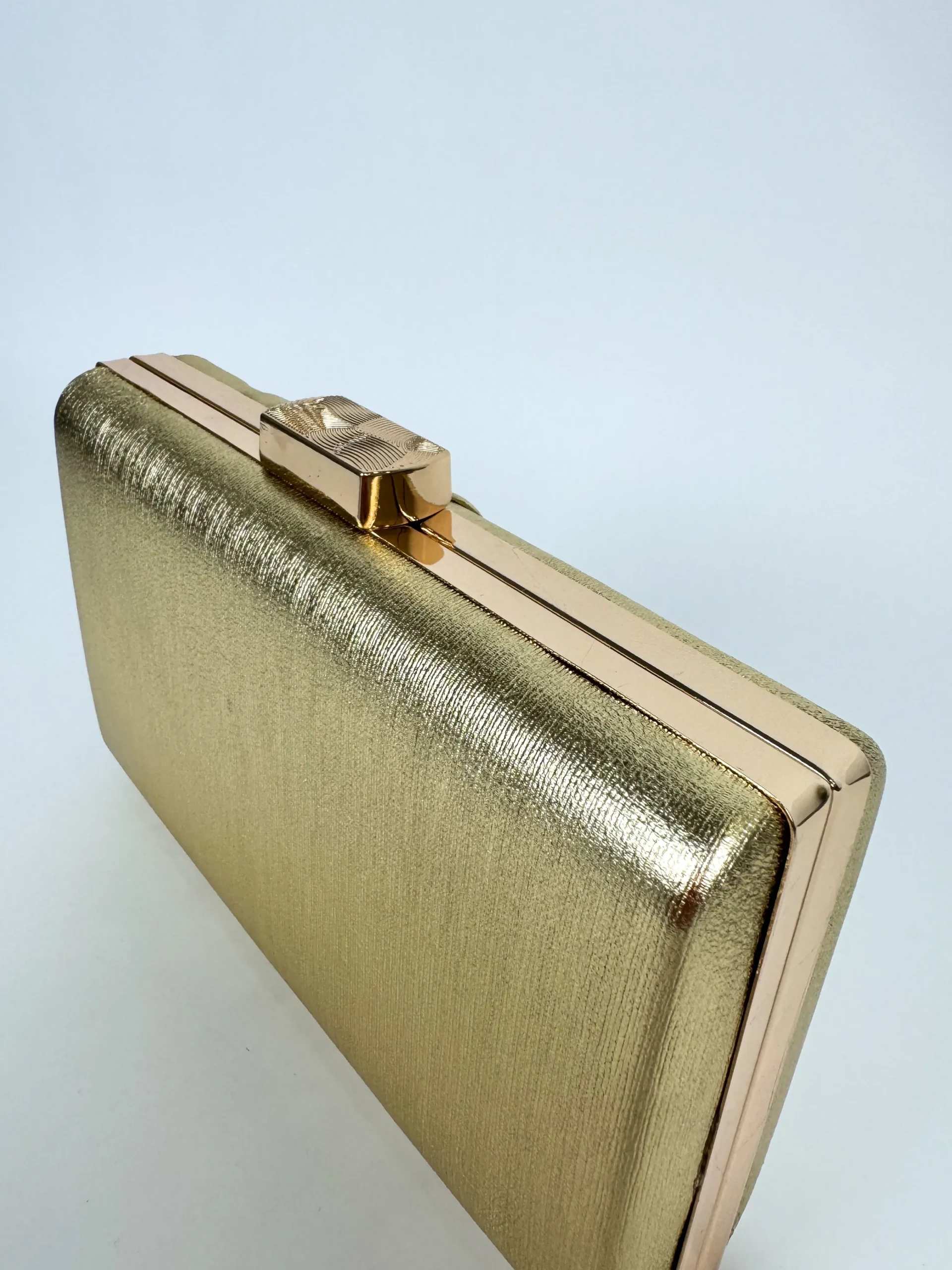 Clutch bandas dorado