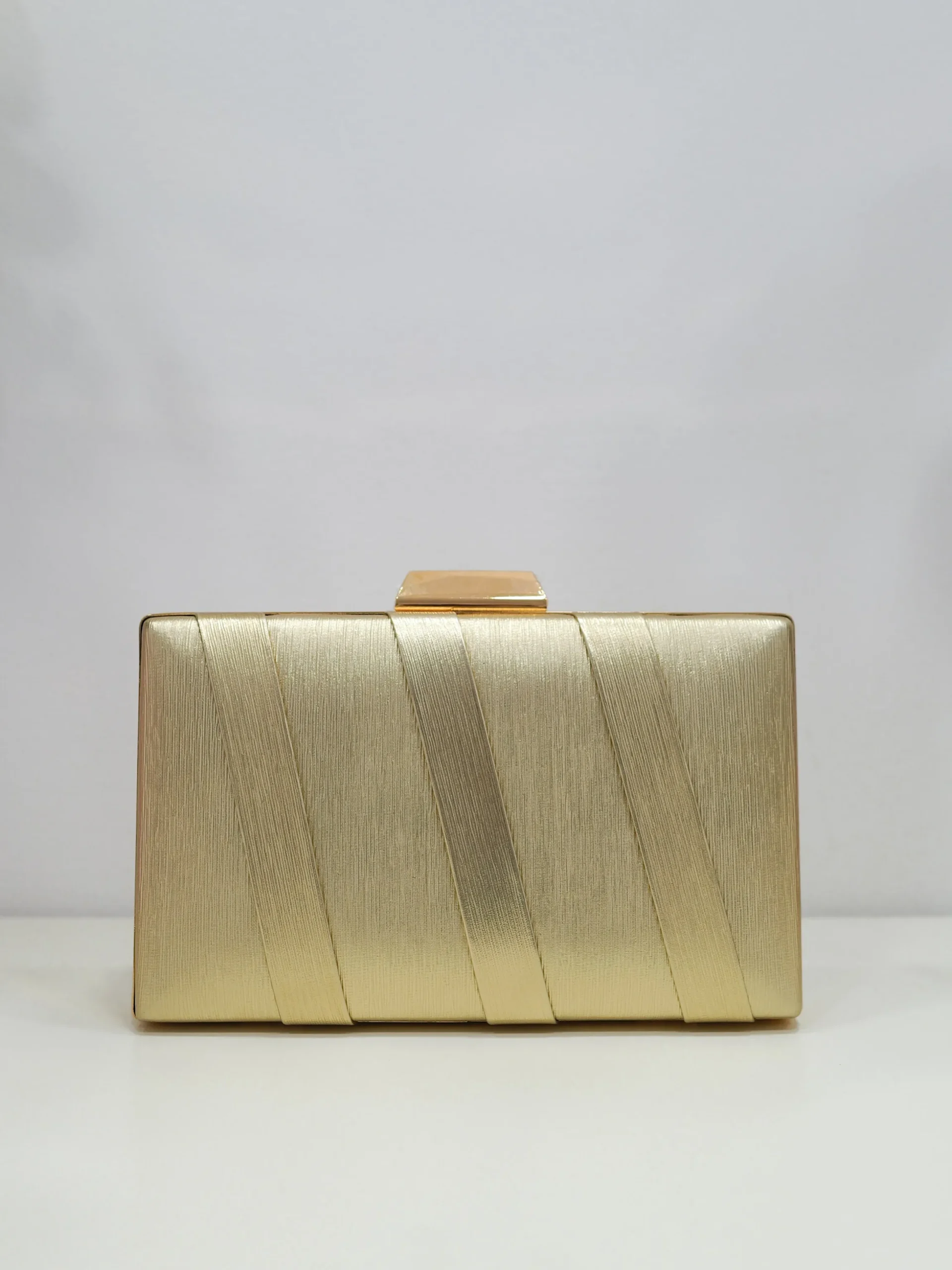 Clutch bandas textura dorado