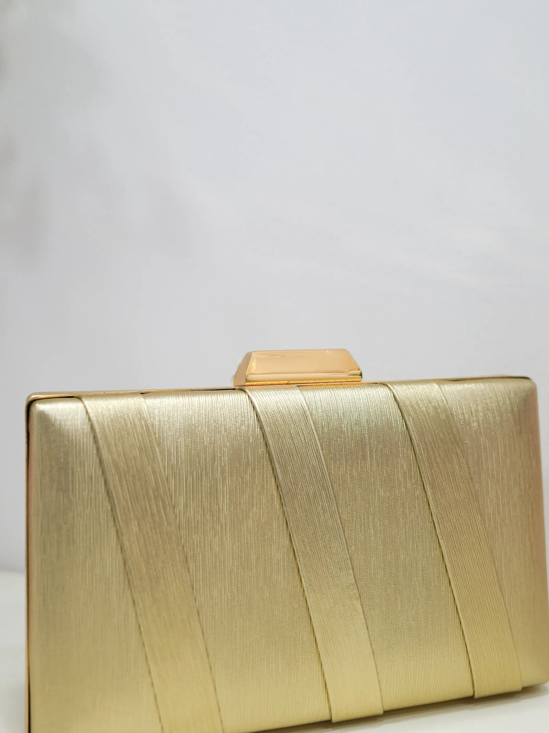 Clutch bandas textura dorado