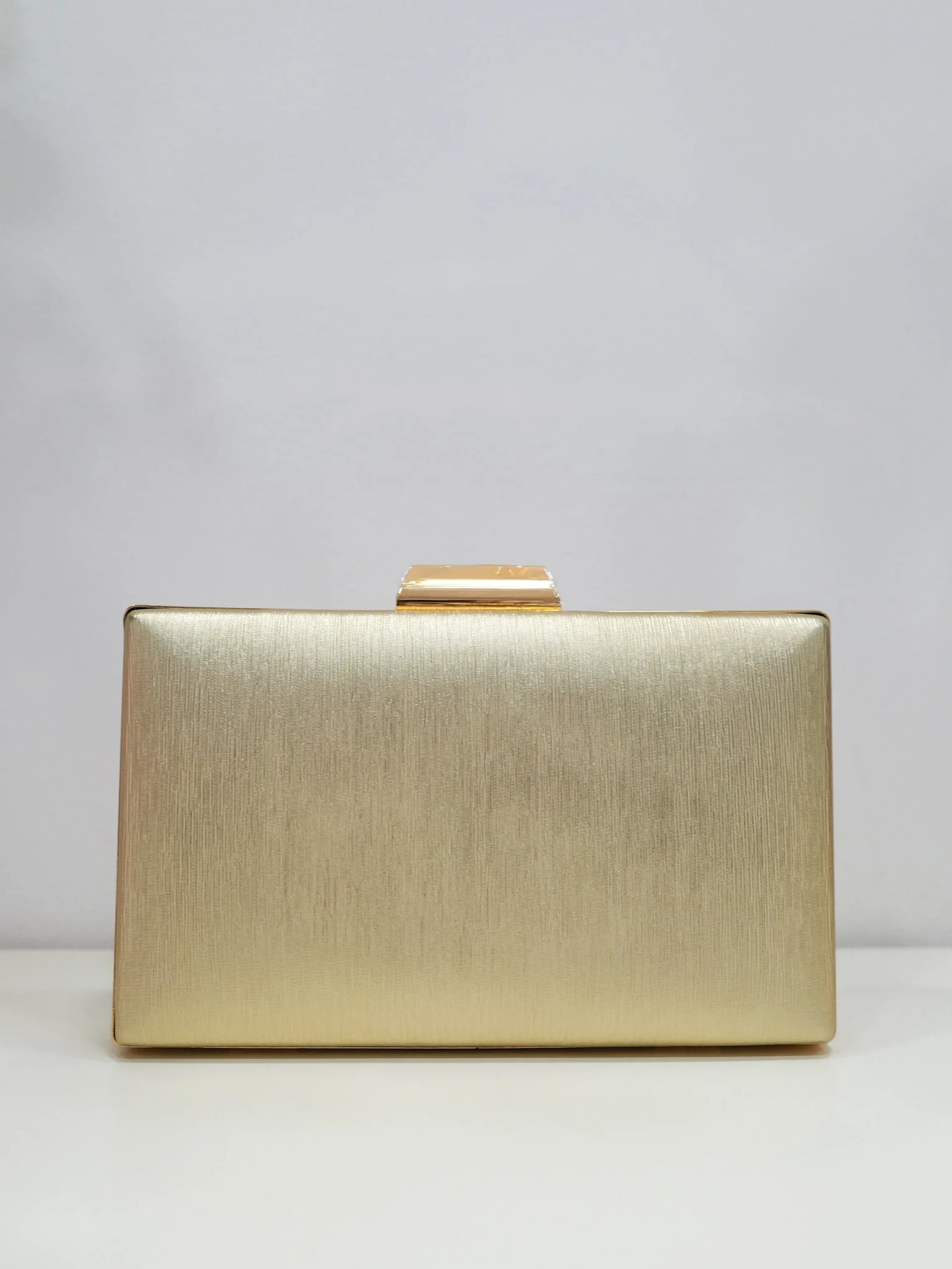 Clutch bandas textura dorado