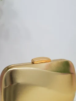 Clutch efecto ola dorado