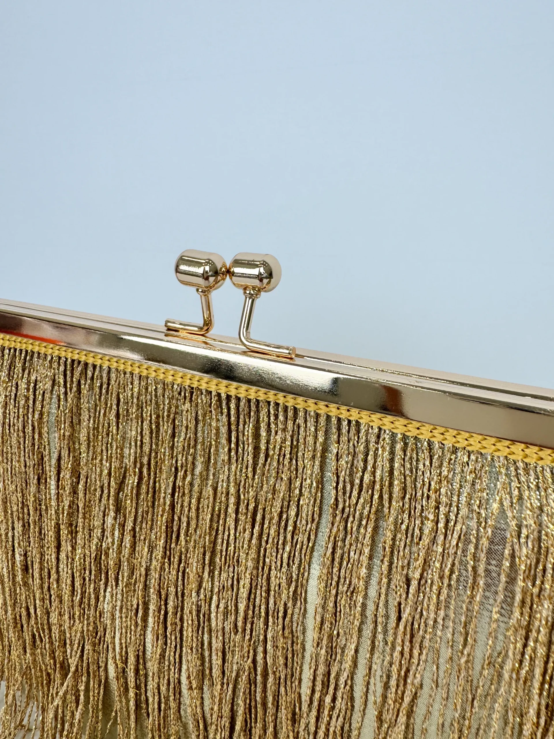 Clutch flecos dorado