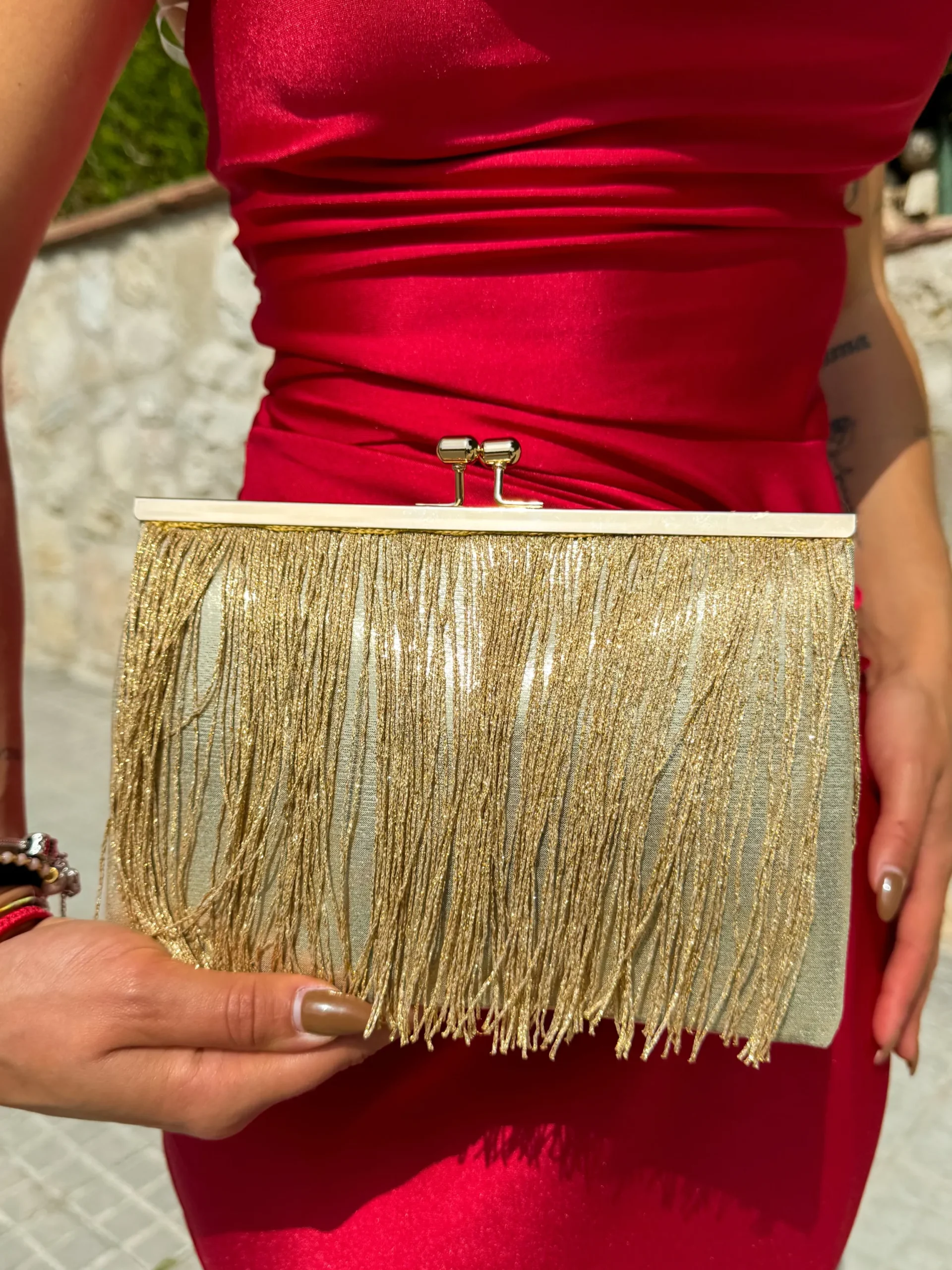 Clutch flecos dorado