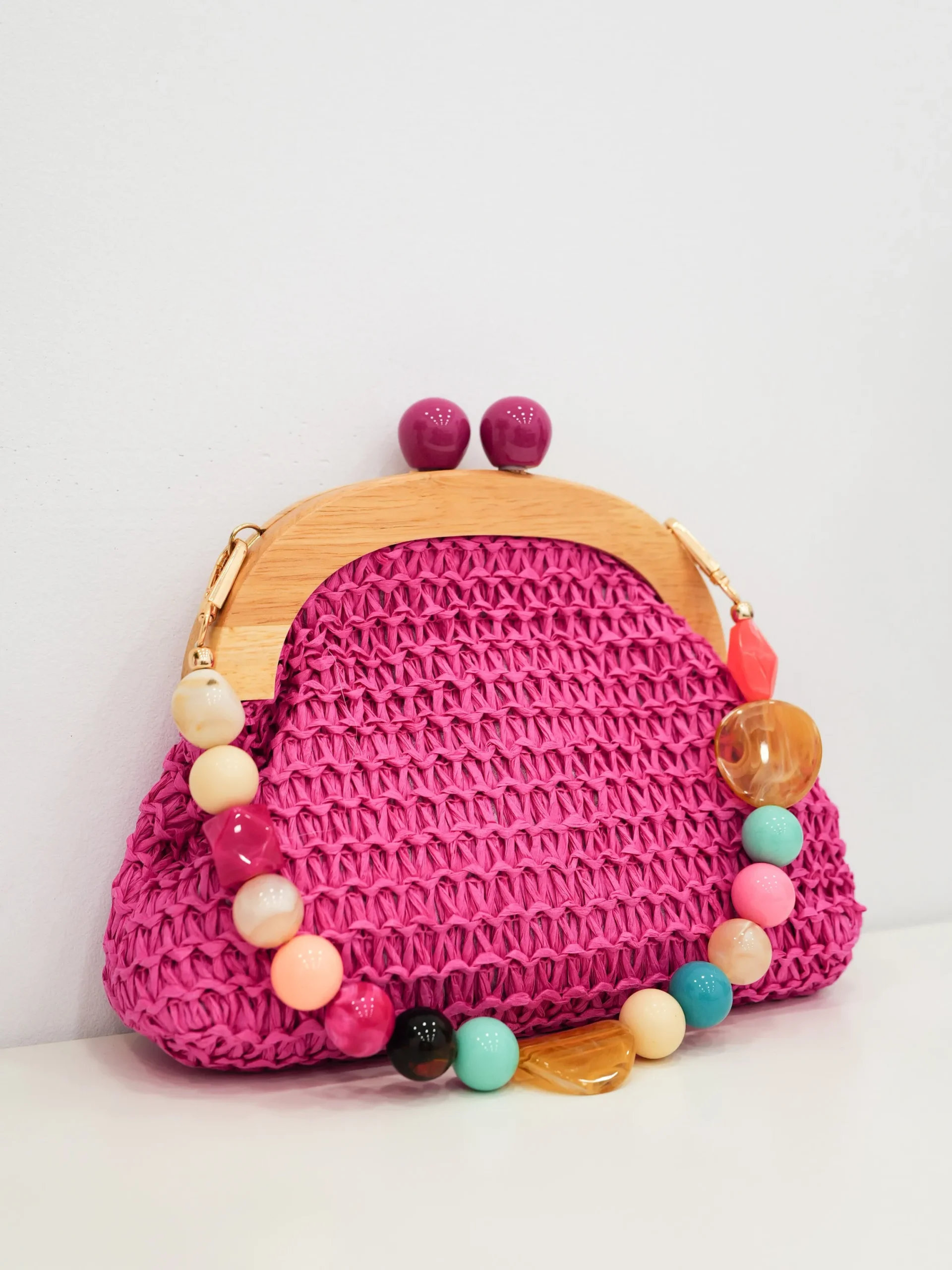 Clutch rafia abalorios fucsia