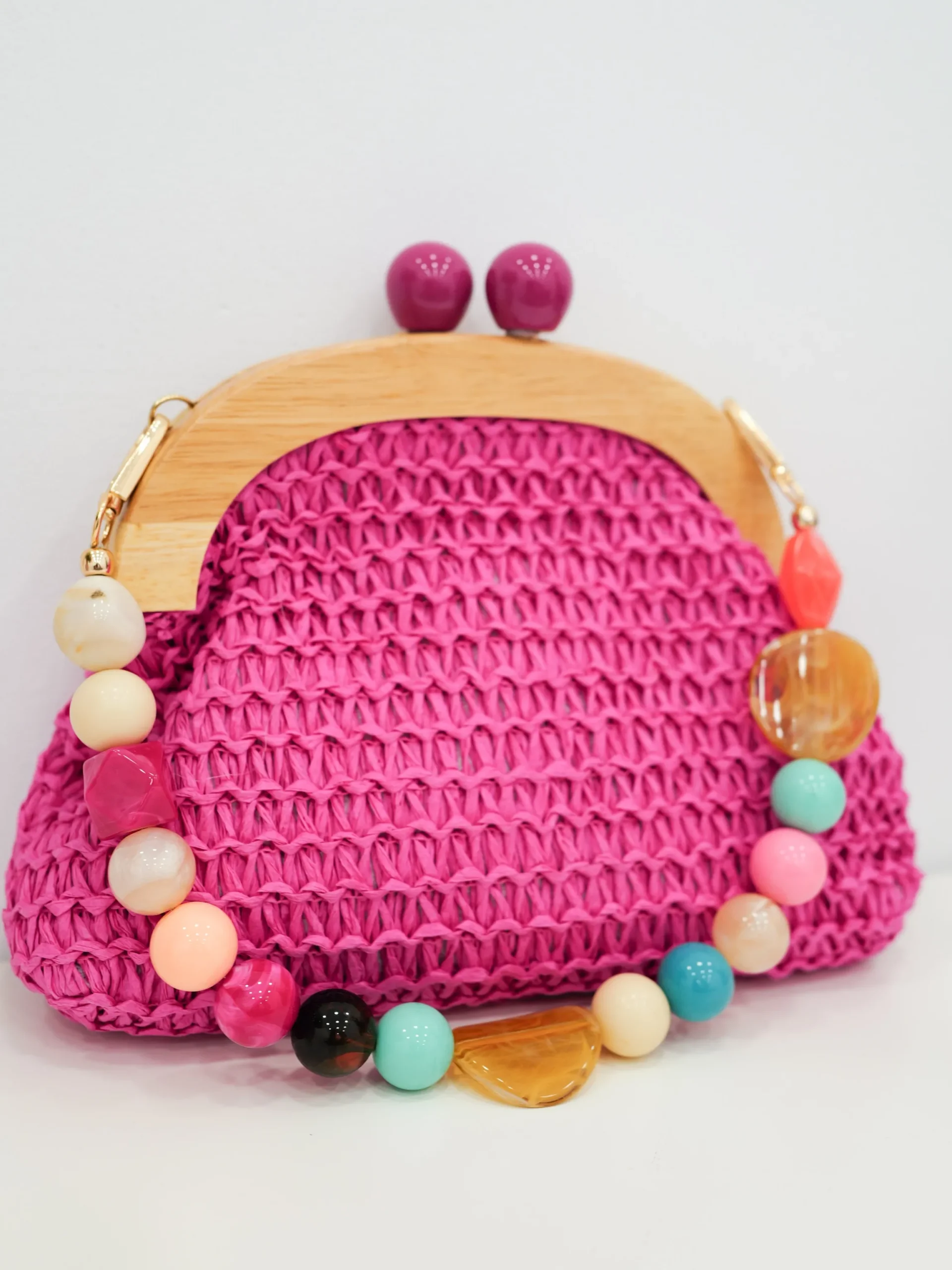 Clutch rafia abalorios fucsia