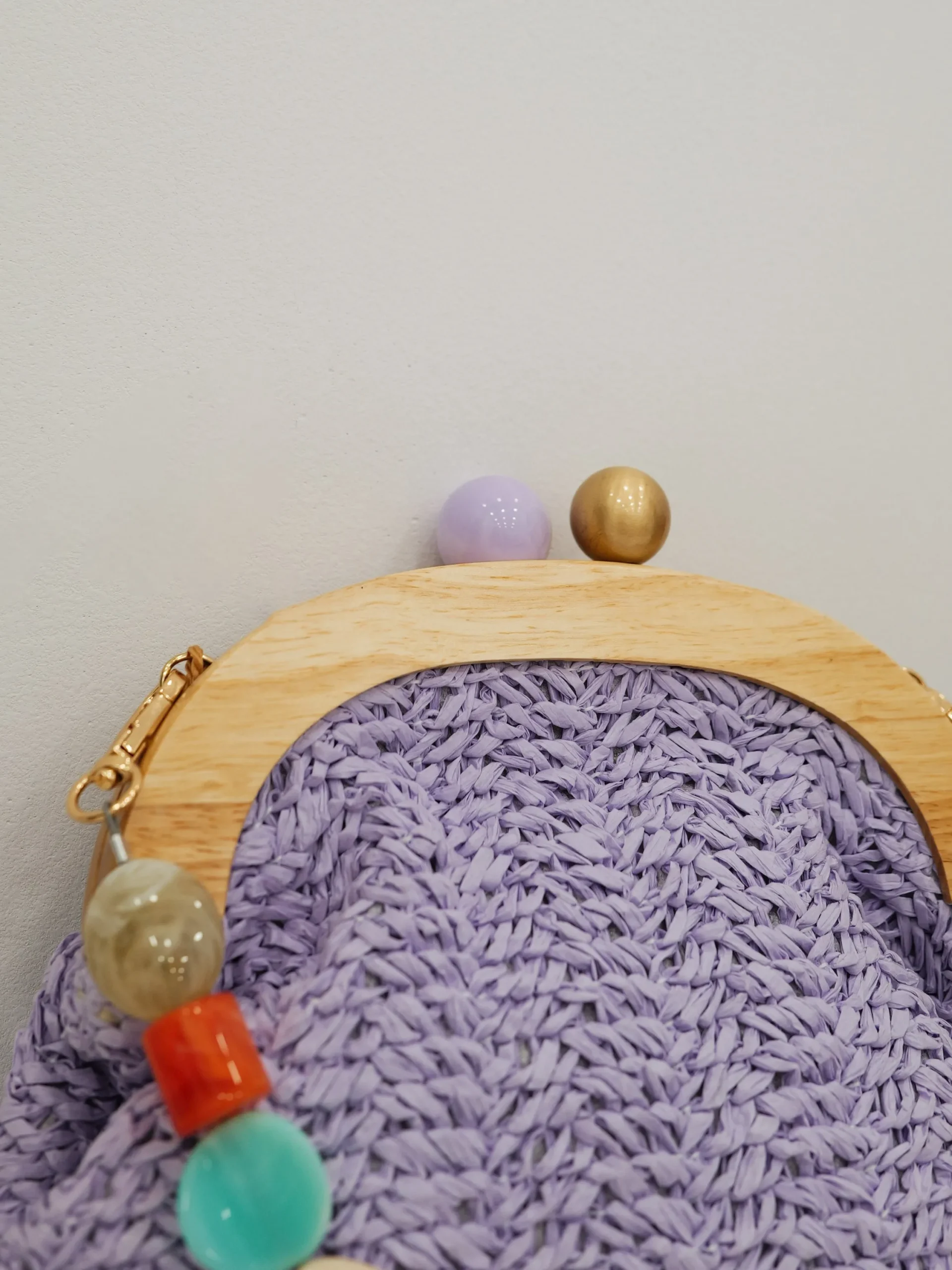 Clutch rafia abalorios lila