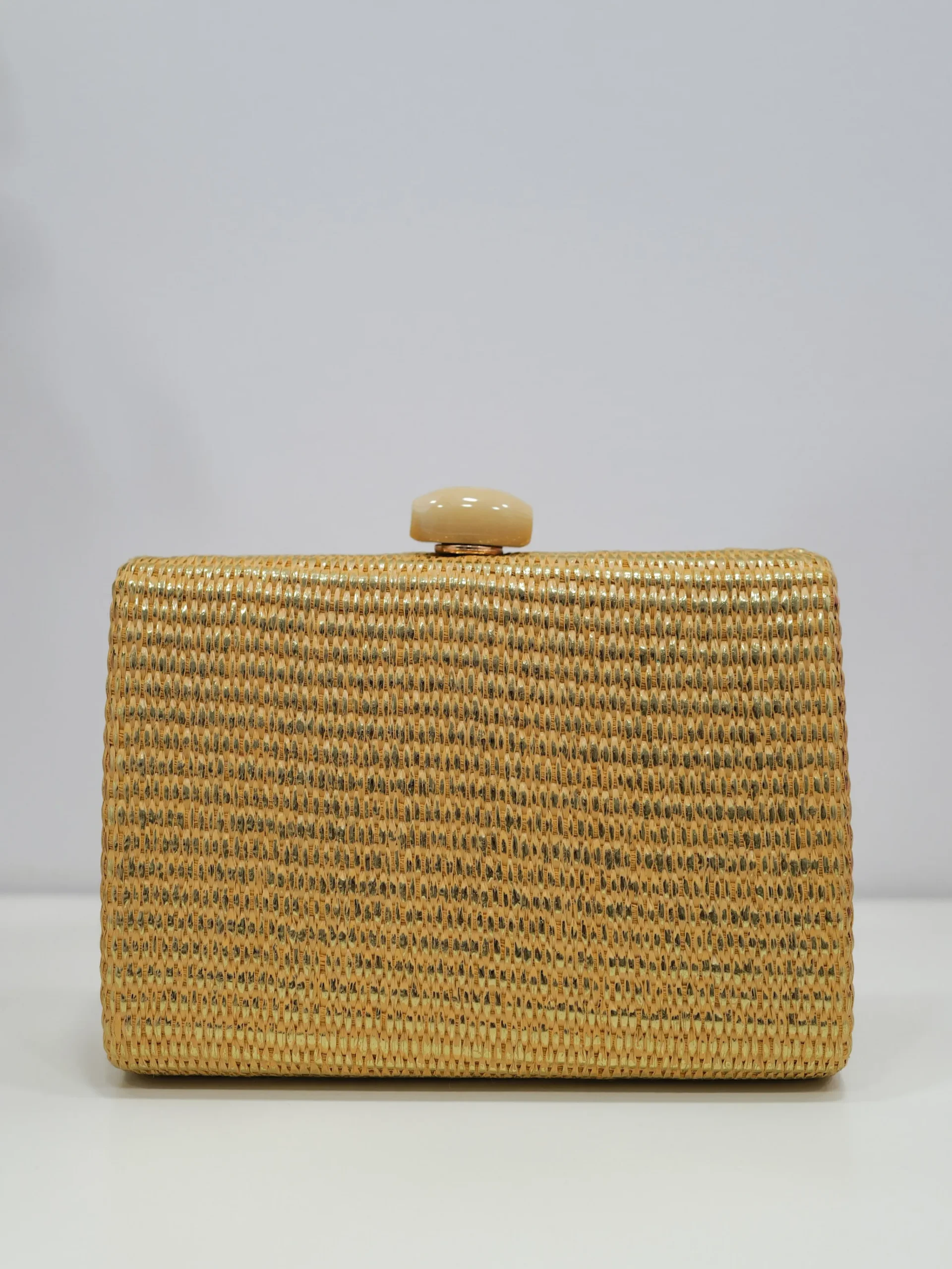 Clutch rafia dorado