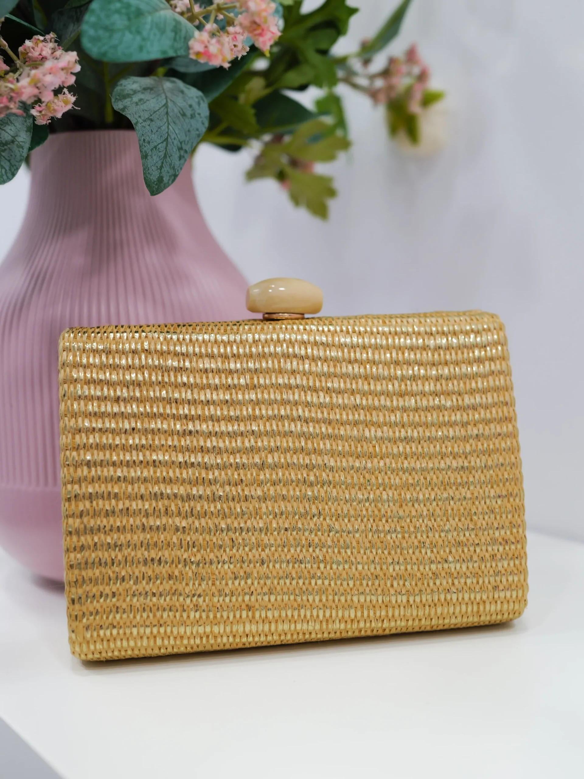Clutch rafia dorado