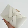 Clutch satinado crema