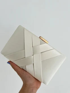 Clutch satinado crema