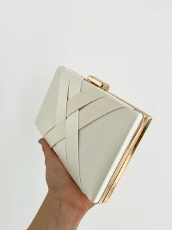 Clutch satinado crema