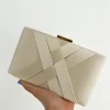 Clutch satinado dorado