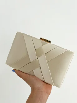 Clutch satinado dorado