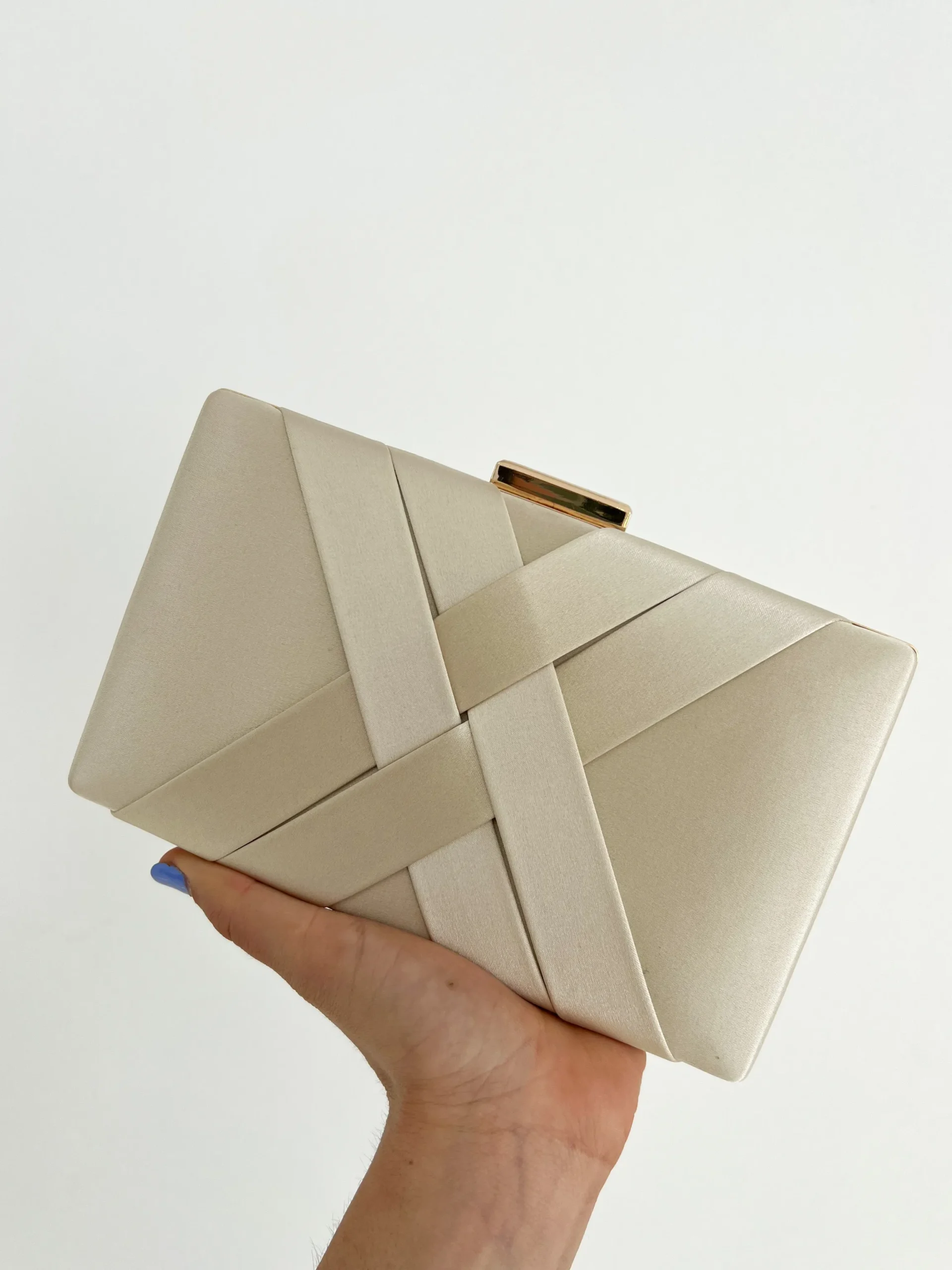 Clutch satinado dorado