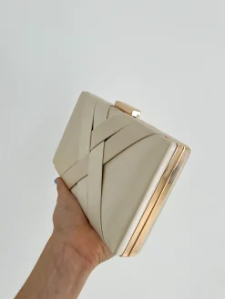 Clutch satinado dorado