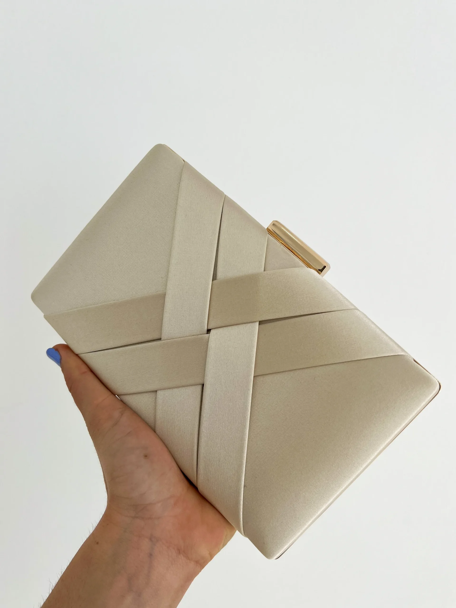 Clutch satinado dorado