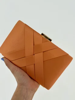Clutch satinado naranja