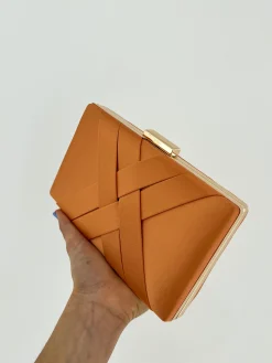 Clutch satinado naranja